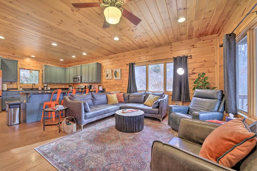 Photo of Livingroom in Cullowhee