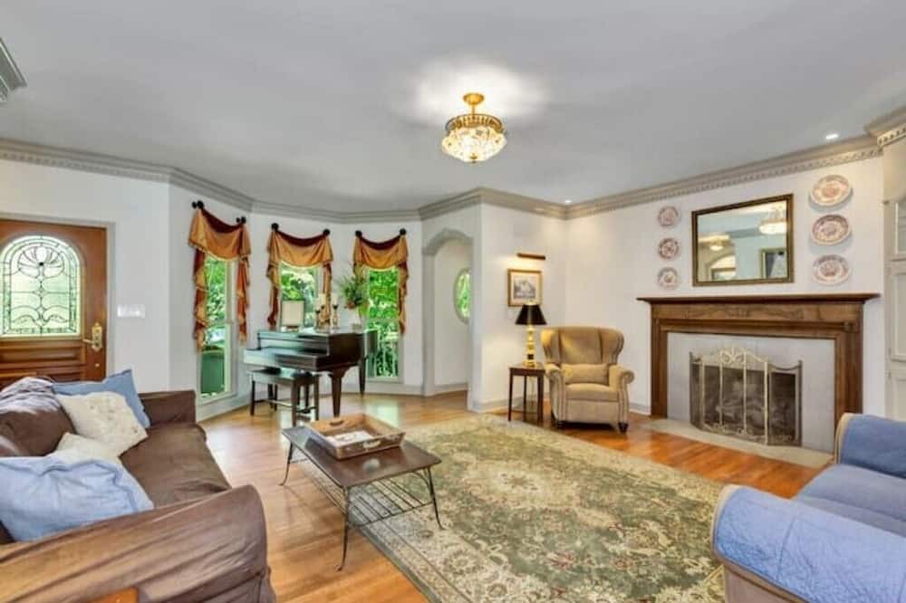 Photo of Livingroom in Brownsboro