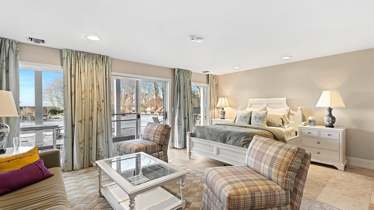 Photo of Livingroom in Baiting Hollow