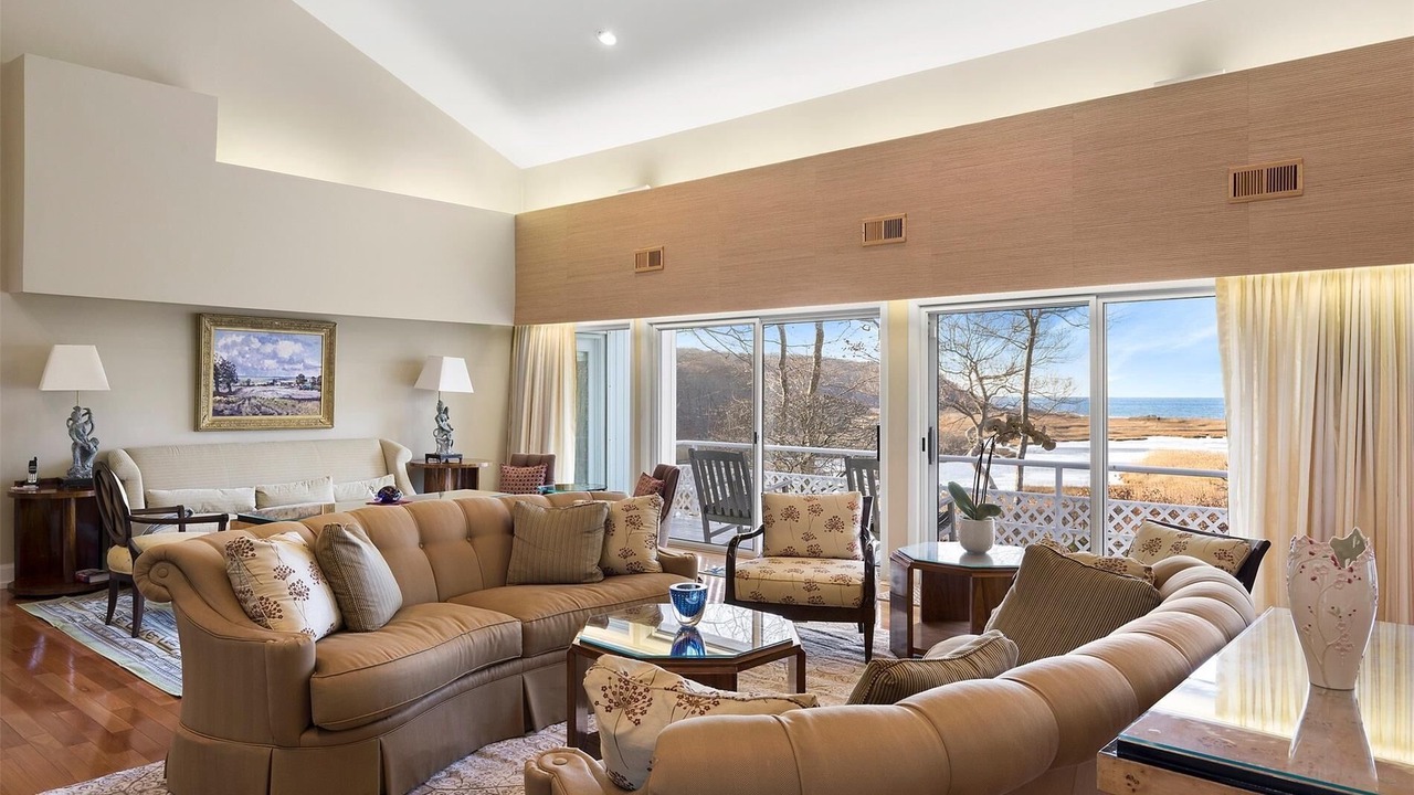 Photo of Livingroom in Baiting Hollow