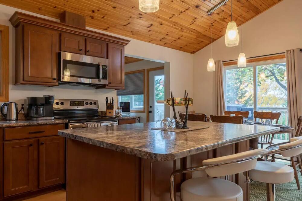 Photo of Kitchen in Algonquin Highlands
