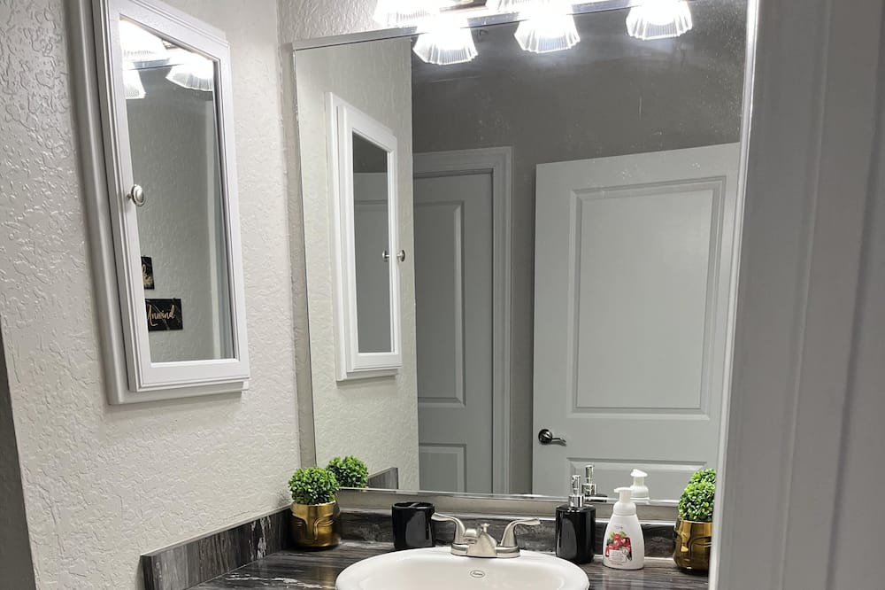 Photo of Bathroom in Englewood Park