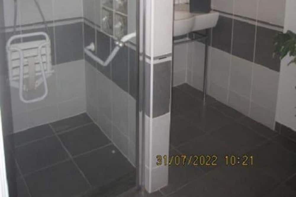Photo of Bathroom in Saint-Sauveur-d'Emalleville