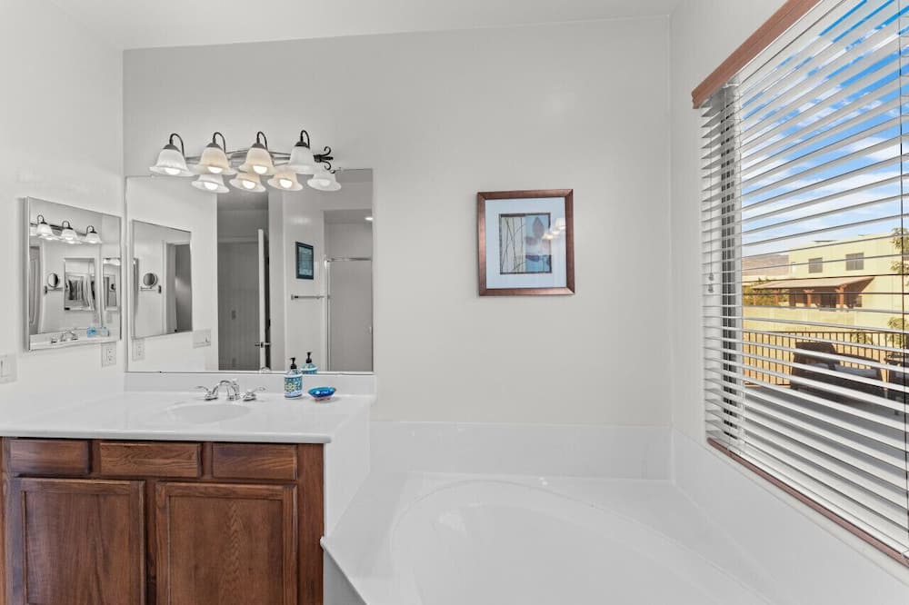 Photo of Bathroom in Rincon Trails