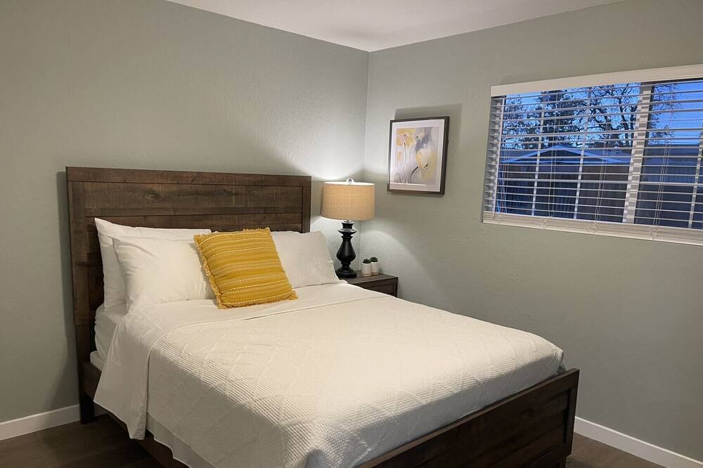 Photo of Bedroom in East Palo Alto