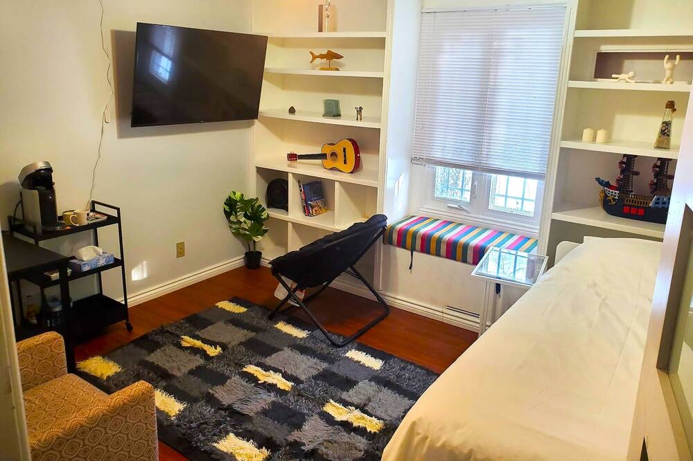Photo of Bedroom in Aylmer