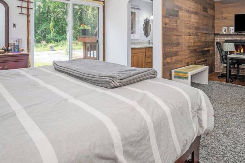 Photo of Bedroom in Aylmer