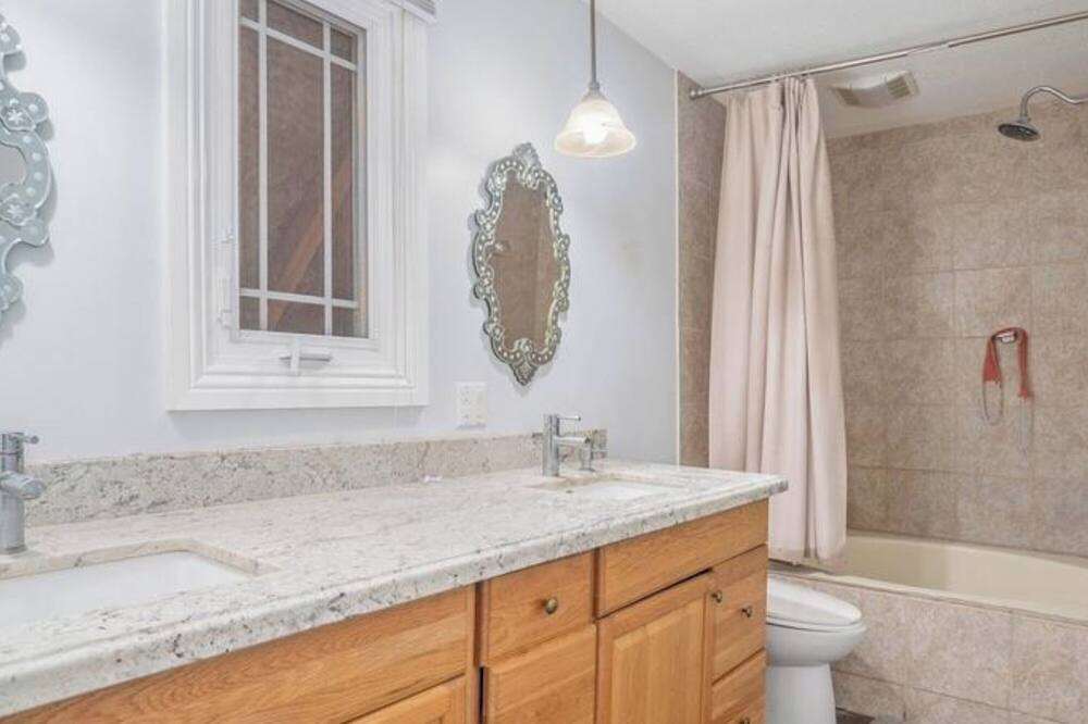 Photo of Bathroom in Aylmer