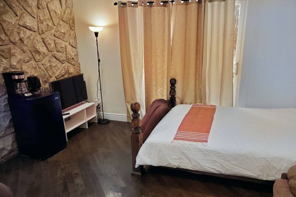 Photo of Bedroom in Aylmer