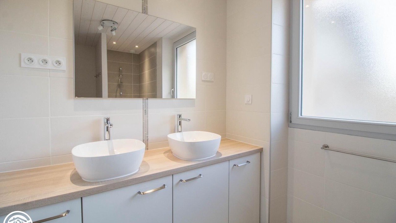 Photo of Bathroom in Mareugheol
