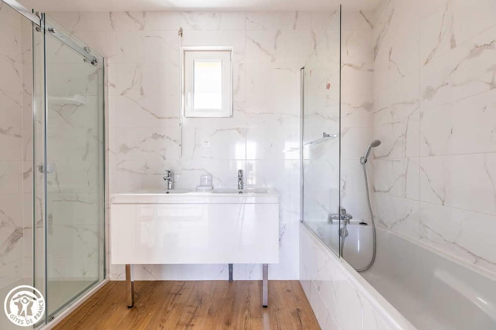 Photo of Bathroom in Gignat