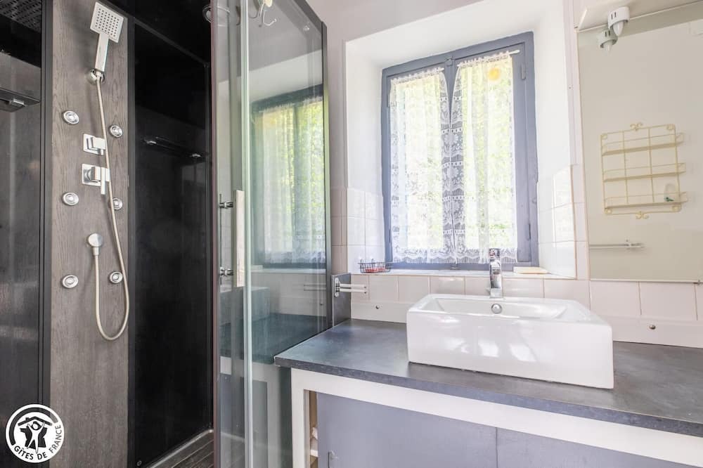 Photo of Bathroom in Miremont