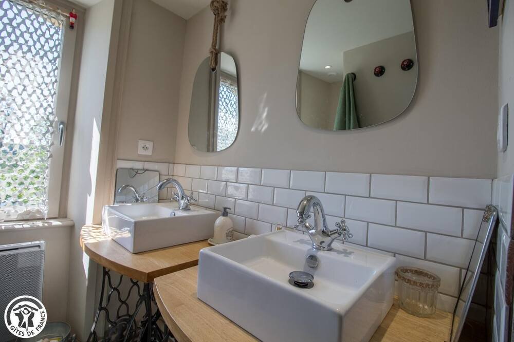 Photo of Bathroom in Egliseneuve-des-Liards