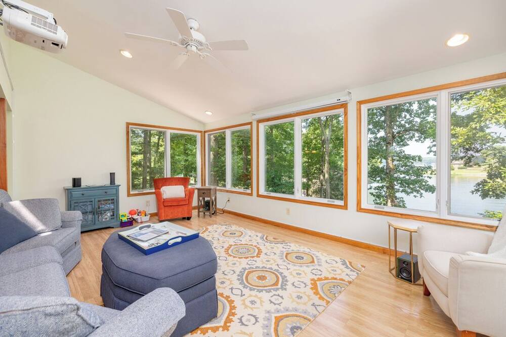Photo of Livingroom in Hillcrest Point