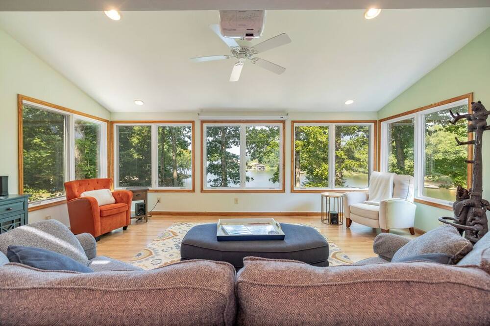 Photo of Livingroom in Hillcrest Point
