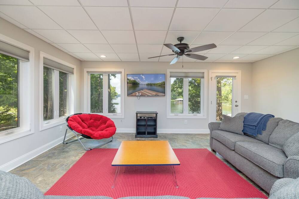 Photo of Livingroom in Hillcrest Point