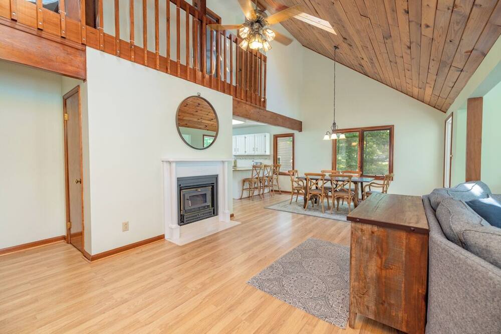 Photo of Livingroom in Hillcrest Point