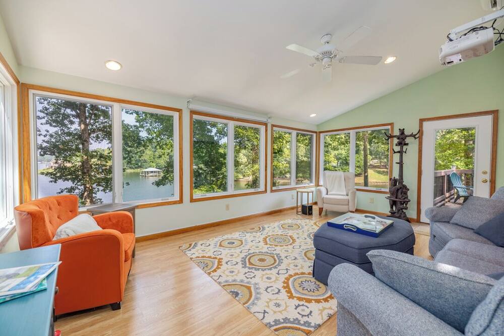 Photo of Livingroom in Hillcrest Point