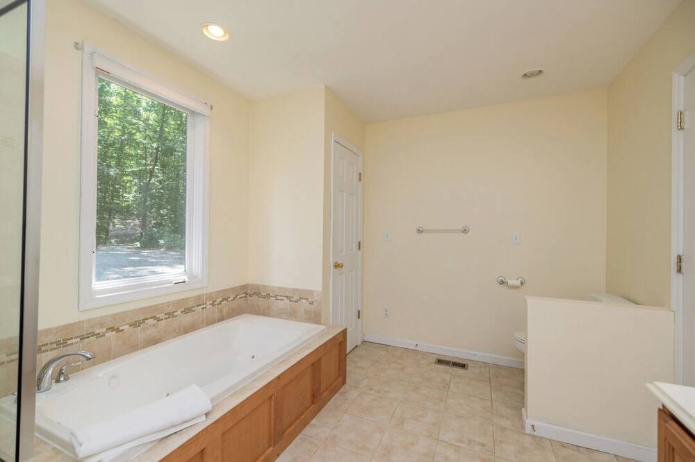 Photo of Bathroom in Hillcrest Point