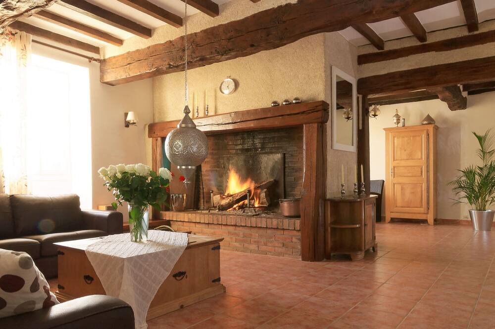 Photo of Livingroom in Castelnau-Barbarens
