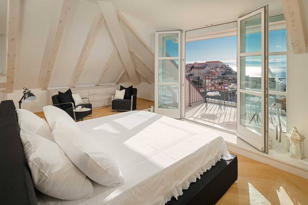 Photo of Bedroom in Pile