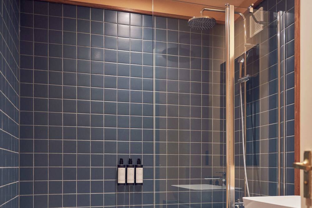 Photo of Bathroom in Selsdon and Ballards