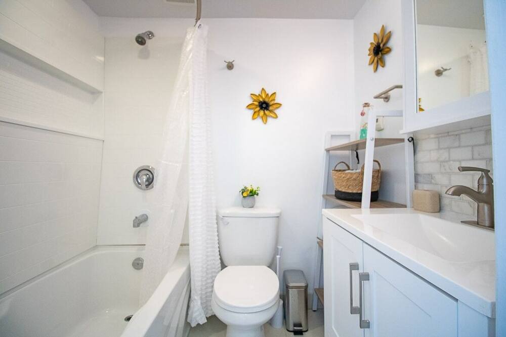 Photo of Bathroom in Mono