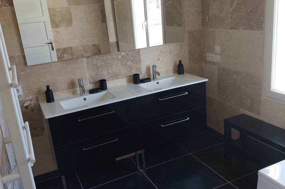 Photo of Bathroom in Aimargues