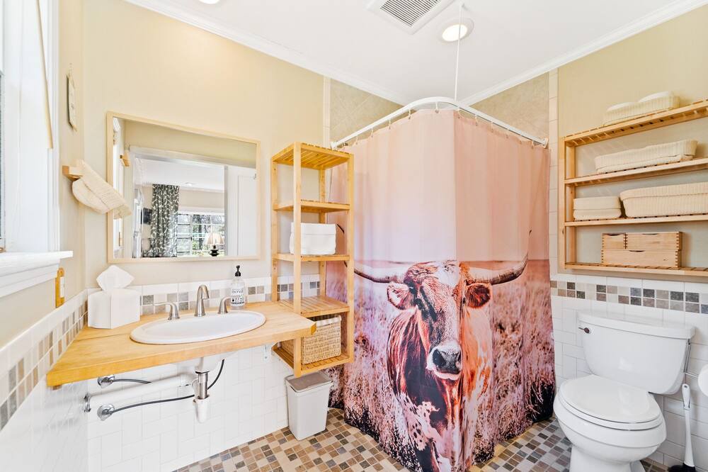 Photo of Bathroom in Sunset Oaks