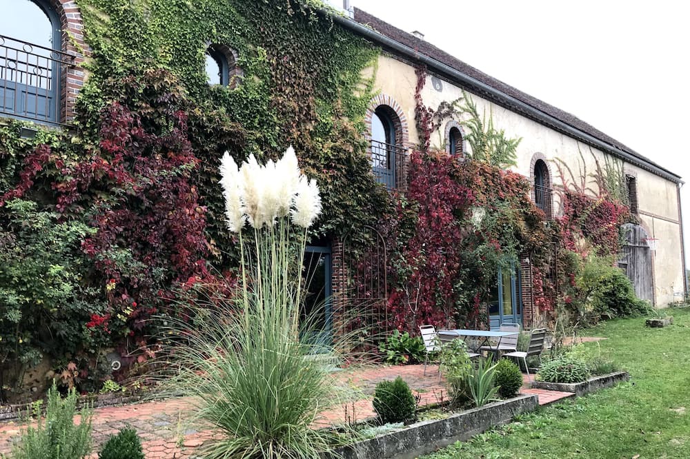 Photo of Outdoor in Saint-Aubin-Chateau-Neuf