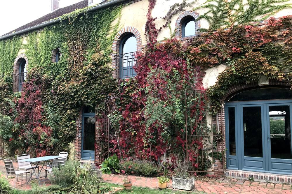 Photo of Outdoor in Saint-Aubin-Chateau-Neuf