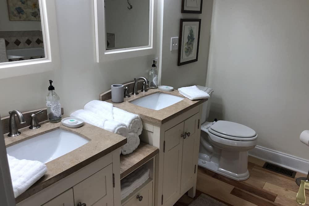 Photo of Bathroom in Revelo