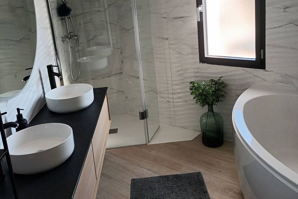 Photo of Bathroom in Tavel