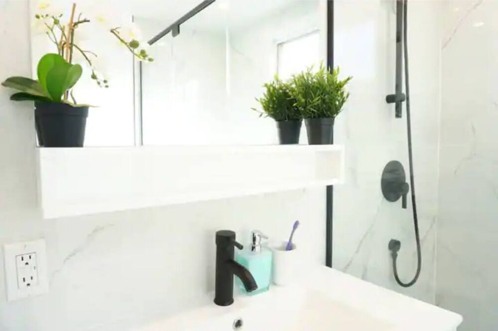 Photo of Bathroom in Cote-Saint-Luc