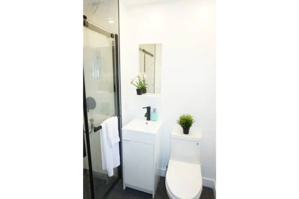 Photo of Bathroom in Cote-Saint-Luc
