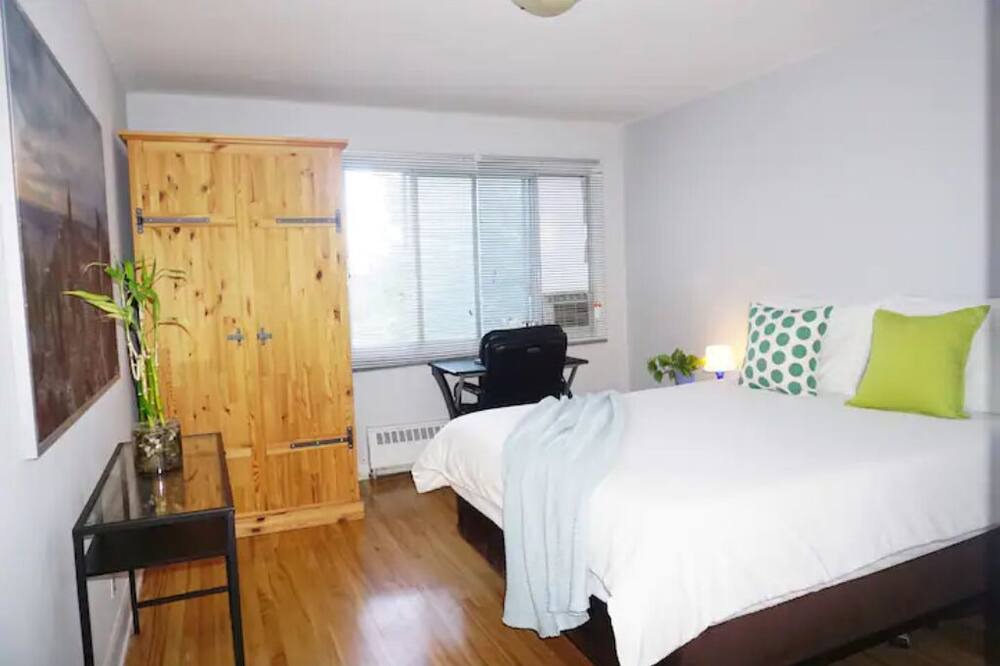 Photo of Bedroom in Cote-Saint-Luc