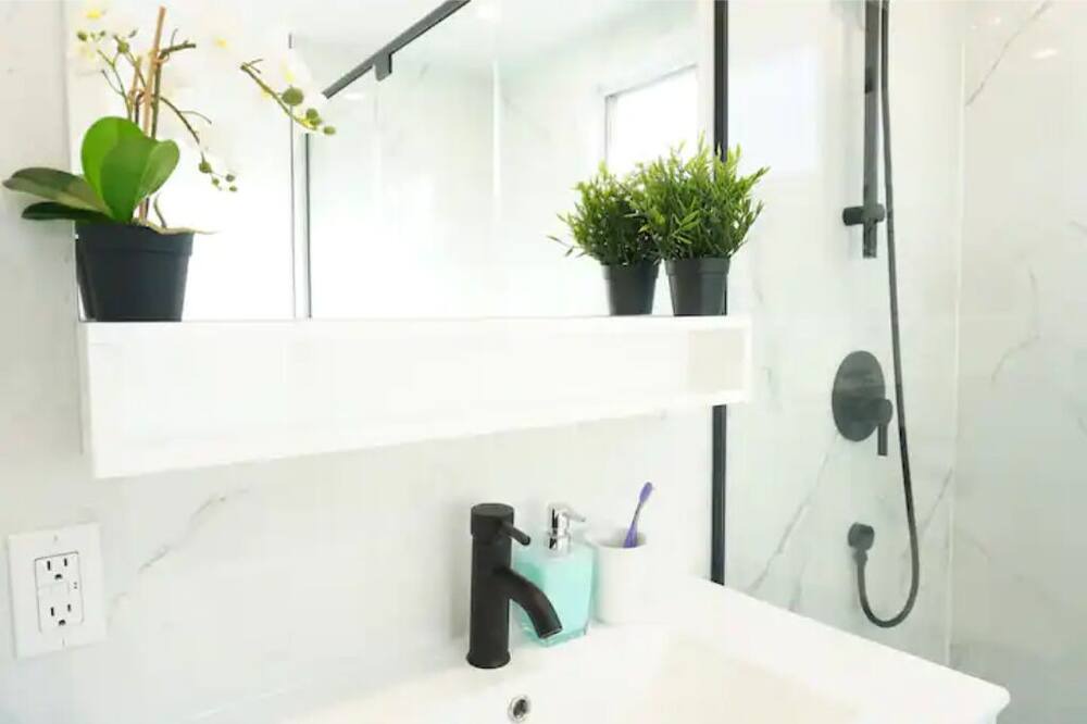 Photo of Bathroom in Cote-Saint-Luc