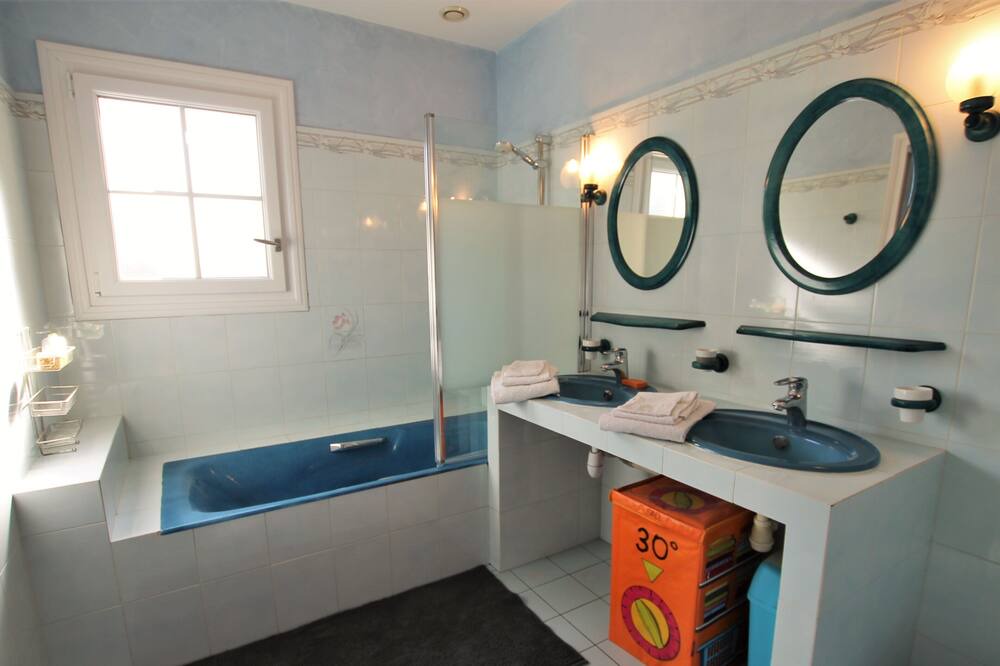 Photo of Bathroom in Avrille