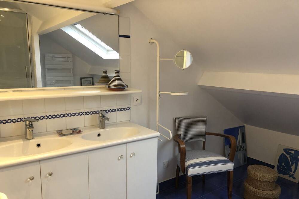 Photo of Bathroom in Bernieres-sur-Mer