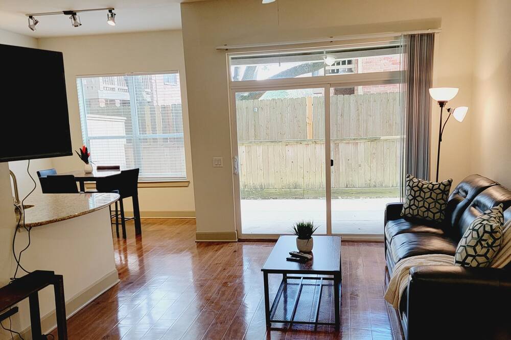 Photo of Livingroom in South Main