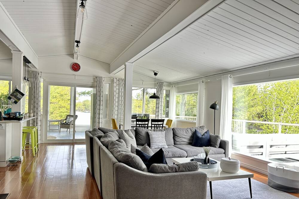 Photo of Livingroom in Gravenhurst