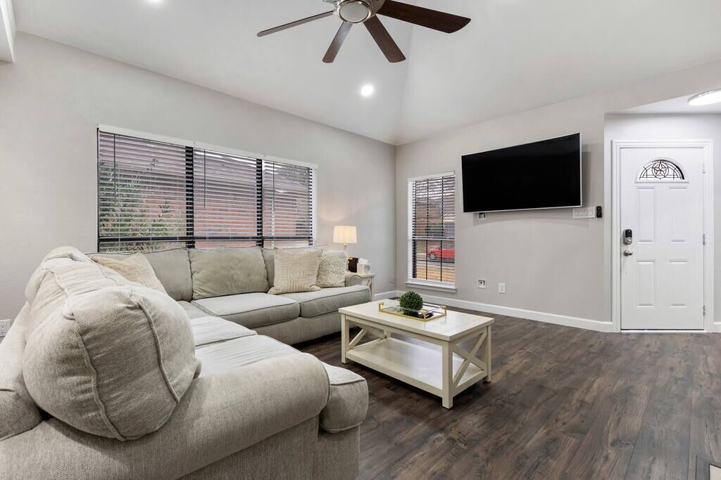 Photo of Livingroom in North Central Carrollton