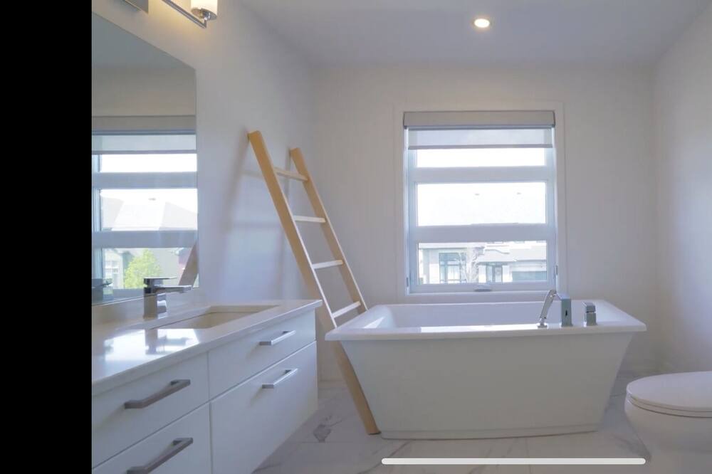 Photo of Bathroom in Aylmer