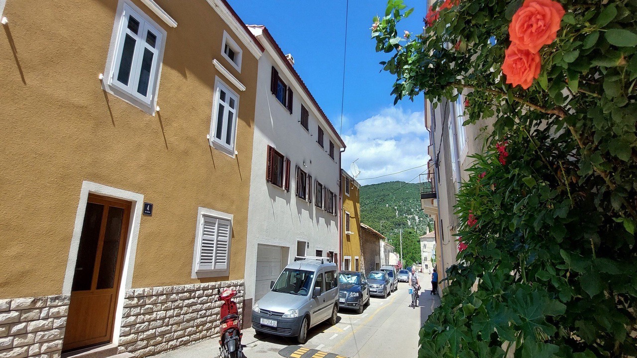 Photo of Outdoor in Cres