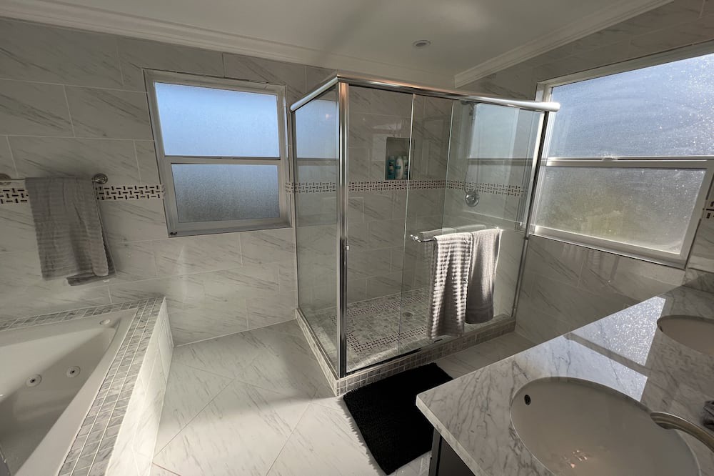 Photo of Bathroom in Claremont Hills