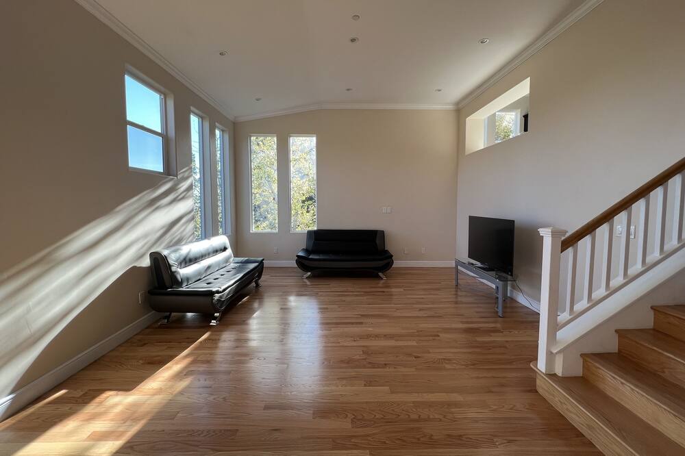 Photo of Livingroom in Claremont Hills