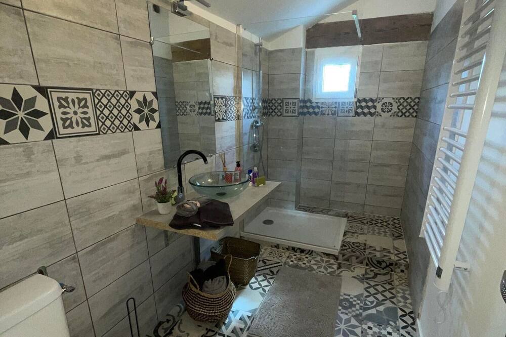 Photo of Bathroom in Nalliers