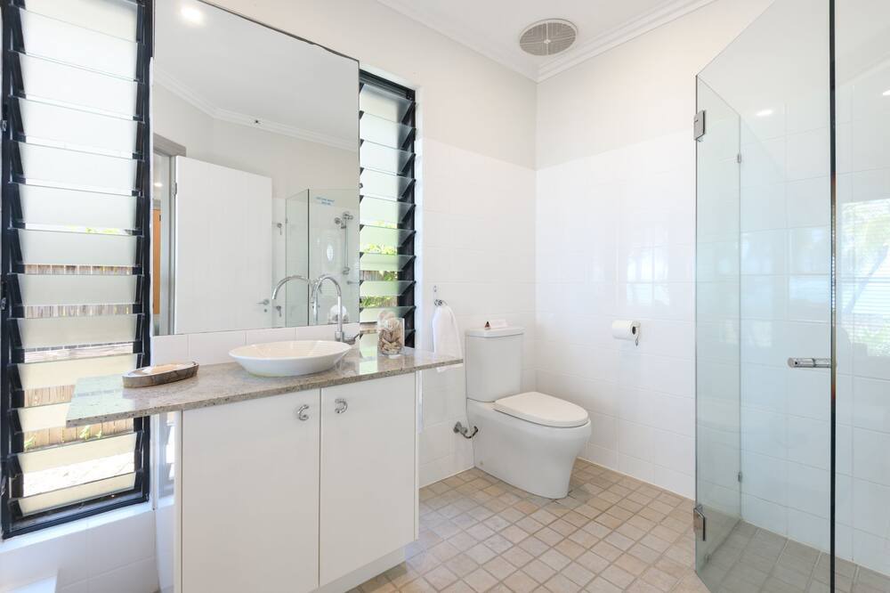 Photo of Bathroom in Oak Beach