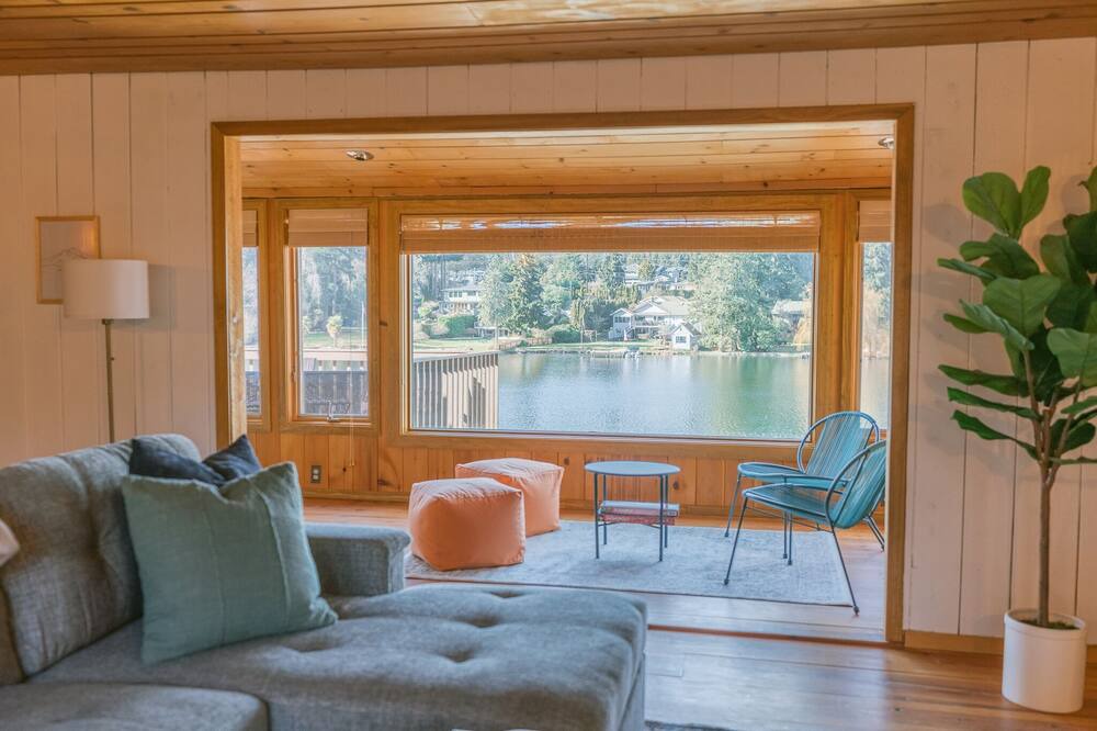 Photo of Livingroom in Martha Lake