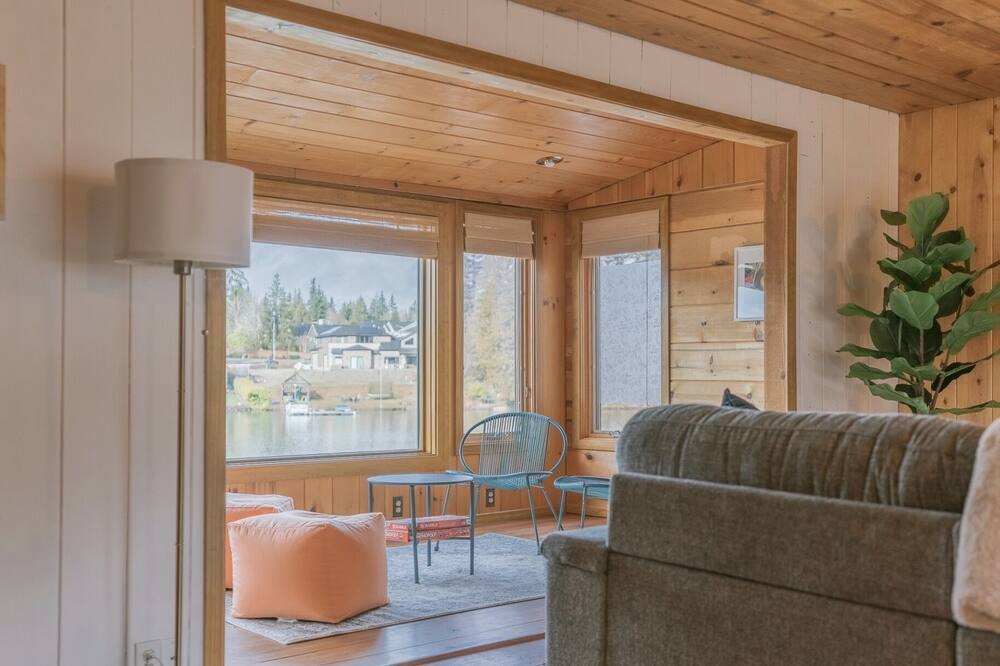 Photo of Livingroom in Martha Lake